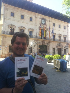 El escritor Ben Clark, posando frente al Ayuntamiento de Palma con las dos ediciones de su obra. Foto: Victor Balcells Matas