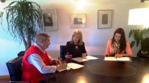 Pilar Marí, Miryam Valladolid y Enrique Climent, durante la firma del convenio.