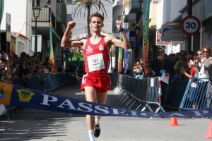 Marcel Fehr se proclamó campeón de la vigésima edición de la Cursa Passeig a Passeig. Fotos: C. V.