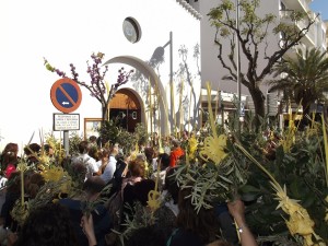 Los ramos que se han bendecido a la puerta de la iglesia. Foto: Ajuntament de Santa Eulària.