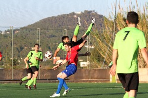 López, jugador del Puig d'en Valls, dio el susto tras caer en mala postura. Foto: F. Natera