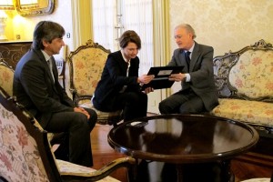 Entrega a la presidenta del Parlament la memòria anual de lajustícia. Foto: TSJIB. 