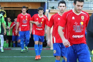 Los jugadores del Portmany saltan al campo en un partido de esta temporada. Foto: Fútbol Pitiuso