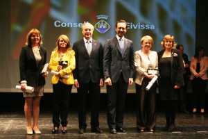 José Ramón Bauzá y Vicent Serra, junto a Lali Costa (AECC), Helen Watson (IFCC) y Carmen Càrcel ( Movimiento Pro Radioterapia), en los pasados premios del Consell.