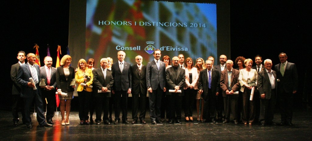 Imatge de grup amb tots els premiats sobre l'escenari. Foto: Carlos Vidal.