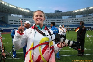 Magali Foulon bromea con los fotógrafos durante la primera jornada de la Copa del Mundo. Foto: World Archery