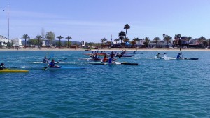 Una imagen de la salida de la tercera prueba del campeonato de piragüismo escolar. Foto: CNSA