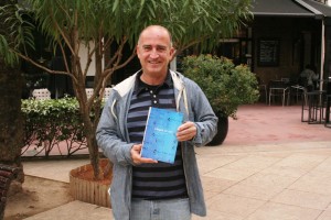 El autor presenta el libro, que ya está a la venta, este lunes en el Club Diario de Ibiza.