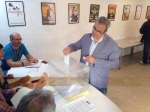 El president de la Federació Socialista d'Eivissa votant a les eleccions primàries del seu partit. 