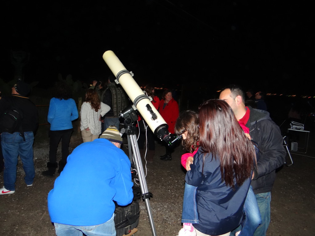 Participantes de la jornada de observación asomándose al visor del telescopio. Foto: Agrupación Astronómica de Ibiza. 