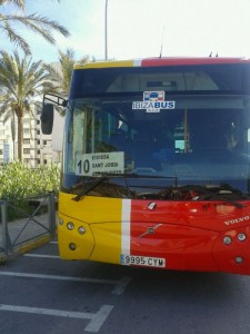 Un autobús, envaint l'espai reservat a les motocicletes. Fotos: PSOE-Pacte.