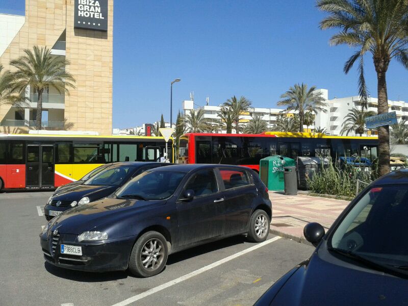 Autobus estacionats de manera informal.  Fotos: PSOE-Pacte.