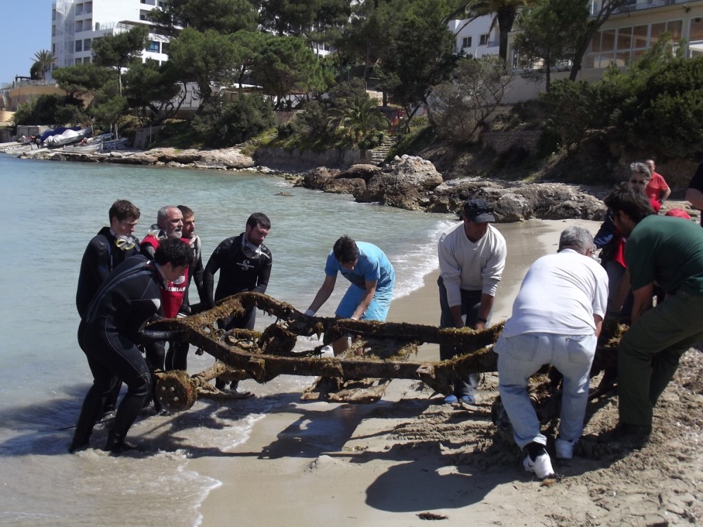 Extracció de la mar del que queda d'una tumbona. Foto: Ajuntament de Santa Eulària.