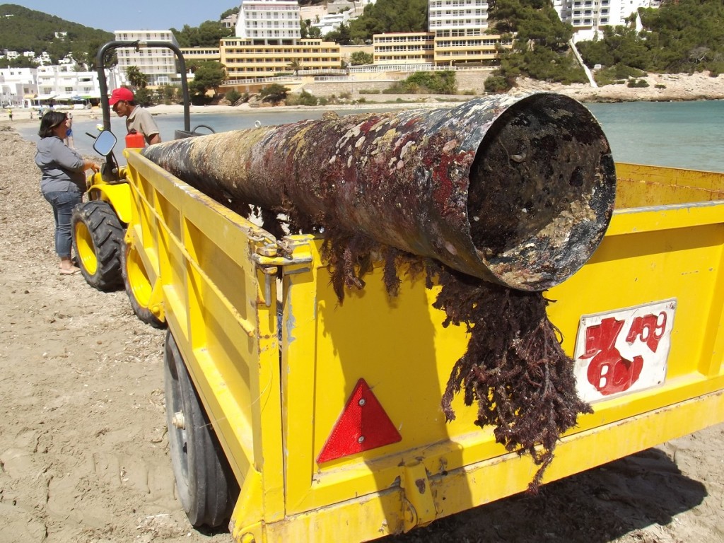 Un dels tubs metàl·lics que s'han trobat. Foto: Ajuntament de Santa Eulària.