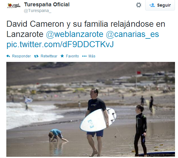 Cameron, ahora sí, gozándolo en las playas de Famara. Foto: Twitter.