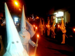 Los cofrades desfilan por la calle Aragón