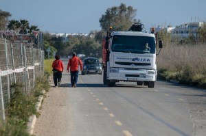 Dos personas andan por la carretera que conduce a Platja d'en Bossa