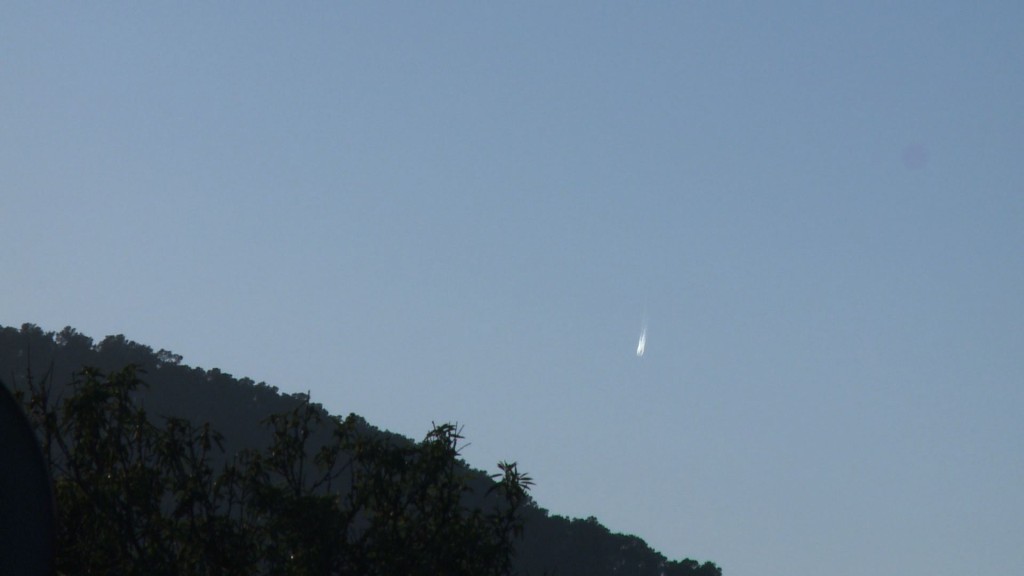 Fotograma en la que puede apreciarse el objeto cruzando el espacio aéreo de IBiza. Imagen: Pablo De Miguel