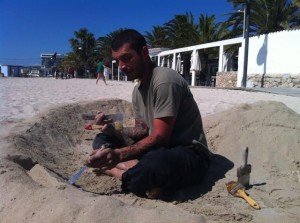 Darío, con los instrumentos con que trabaja la arena