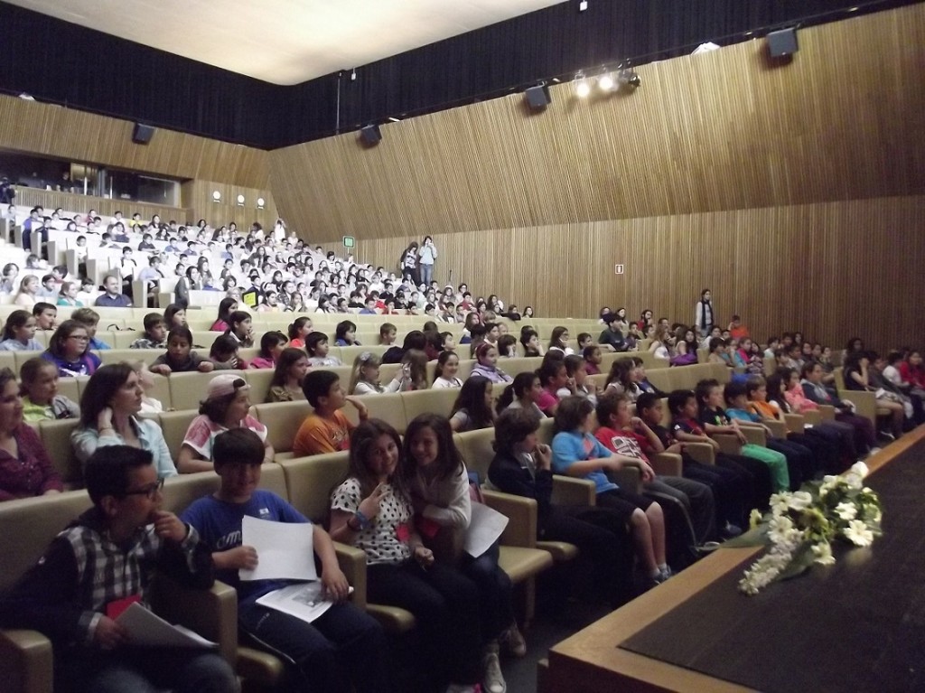 Els escolars han omplert el Palau de Congressos. Foto: Ajuntament de Santa Eulària.