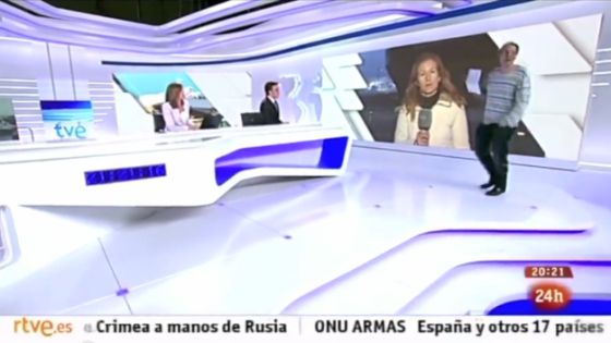 El espontáneo (derecha) interrumpe el Telediario 2.