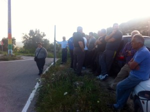 Veïns evacuats s'esperen a la carretera entre Sant Josep i Es Cubells. Foto: D.V.