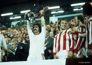 Los jugadores del Bayern celebran el título en 1974 tras superar al Atlético de Madrid.