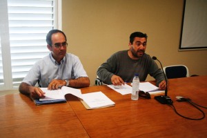 Toni Roig, a la derecha, preside la asamblea de presentación de la Asociació de Taxistes Titulars de sa Illa d'Eivissa.