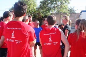 La entrenadora de atletismo da instrucciones a los deportistas en Can Misses.