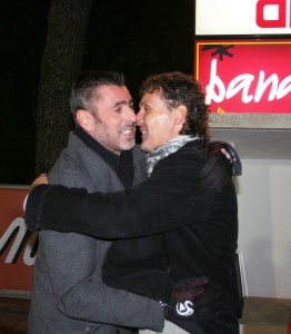 Vicente Román y Luis Elcacho se saludan antes del partido de la primera vuelta.