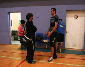 Toni Gino Corona conversa con Fidalgo antes del entrenamiento del conjunto ibicenco.