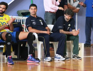 Toni Gino Corona, junto a Marcelo de Stéfano y Saulo Costa, en el banquillo del Ushuaïa.