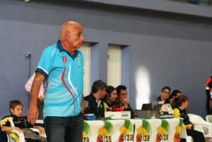 Piero Molducci, durante el encuentro de su equipo frente al Ushuaïa Ibiza Vóley.