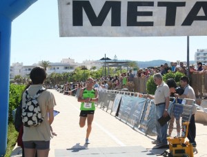 Adrián Guirado, a su llegada a la línea de meta con casi medio minuto de diferencia. Fotos: C. V.