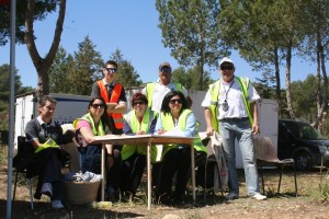 La mesa de cronometraje y otros organizadores de la prueba.