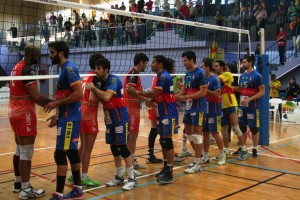 Los jugadores del Ushuaïa felicitan a los de Unicaja tras el final del partido.