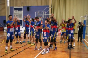 Los jugadores del Ushuaïa se despiden de los aficionados tras perder ante  Unicaja Almería.