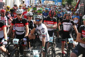 Gilberto Simoni se relaja momentos antes de comenzar la primera etapa de la carrera.