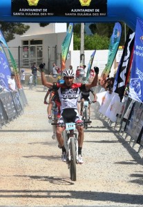 El italiano Damiano Ferraro levanta los brazos en señal de victoria, aunque no fueron los ganadores de etapa. Fotos: C. V.