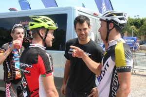 Enrique Morcillo conversa con los dos vencedores de la etapa.