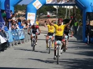 Josep Betalú e Igor Zugasti celebran su victoria en la XIV Vuelta a Ibiza en Mountain Bike MMR. Fotos: C. V.