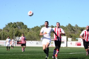 Pando, autor del segundo gol peñista, en una acción del partido