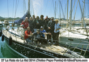 La tripulación ganadora de la Versión Norte en tiempo real, en el puerto de Sant Antoni. Foto: Pepe Ferrés