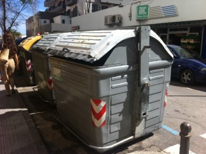 Contenedor de basuras donde se depositó toda la carne podrida. Foto: D.V.