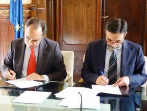 Ignacio Alcaraz y José Vicente Marí , durante la firma de la operación crediticia