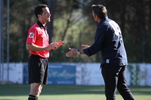 El presunto árbitro Luis de Oleza de España habla con el técnico local Vicente Román, que acabó expulsado. Foto: Fútbol Pitiuso