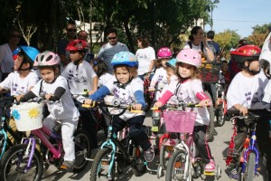 Niños en bicicleta