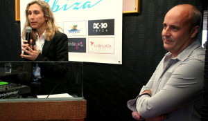 La consellera de Turismo, Carmen Ferrer, y José Luis Benítez, gerente de la asociación, durante la presentación