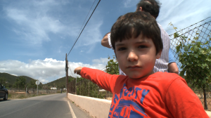 El pequeño Pablo, testigo ocular, señalando el punto en el cielo en el que se encontraba el objeto misterioso: Foto: E. de M.