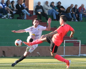 Un jugador del Playas de Calvià se adelanta a l intento de centro de Ramiro